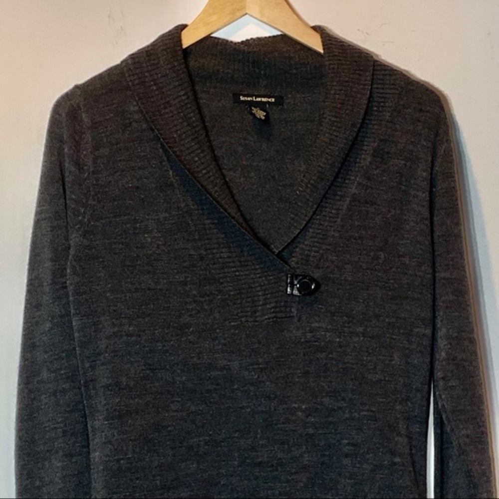 EUC Susan‎ Lawrence collar neck gray sweater
